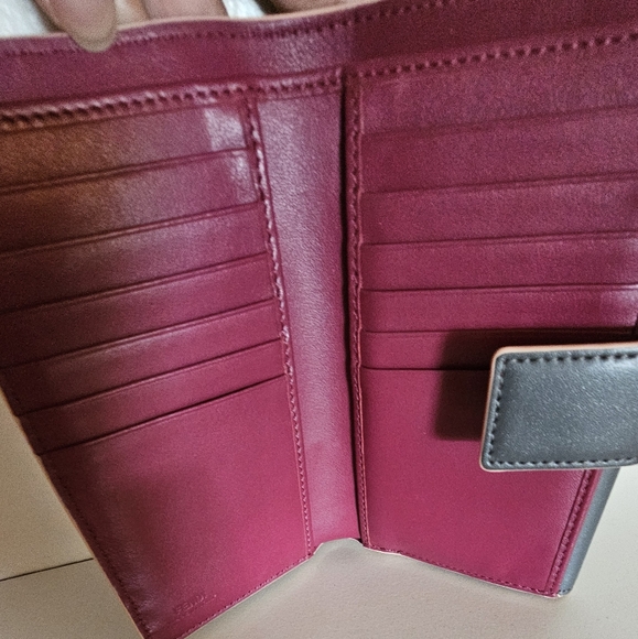 Fendi authentic medium size wallet - Picture 4 of 10